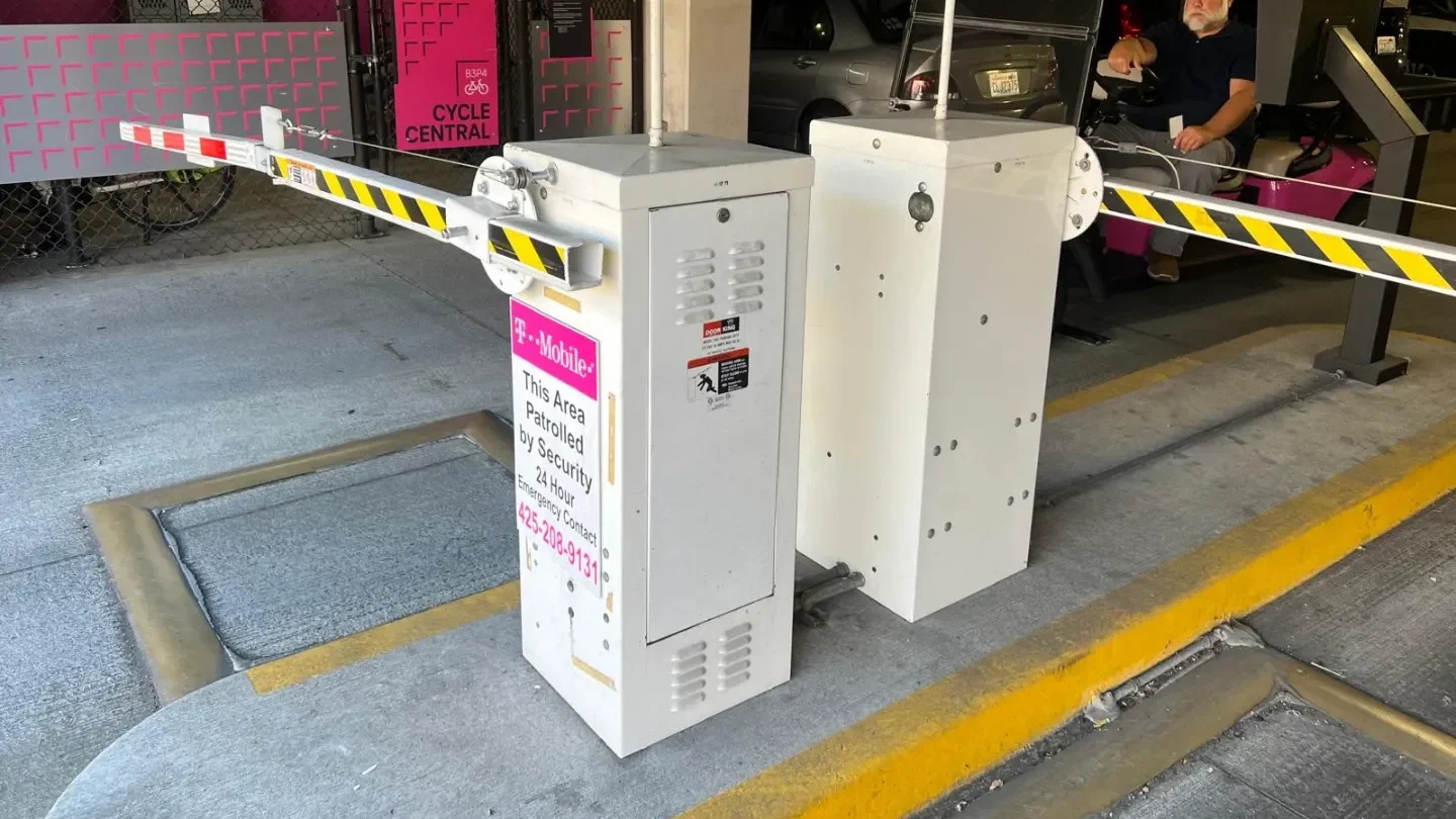 Automatic barrier arm controlling vehicle entry