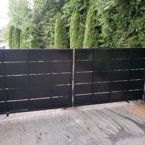 Modern privacy gate with horizontal metal panels